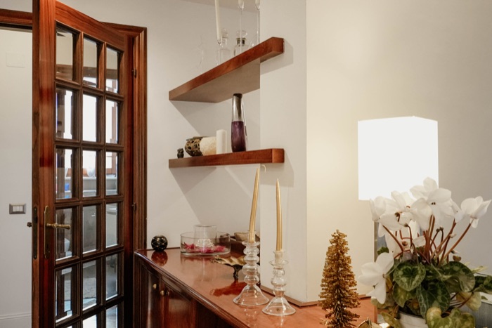 Dettaglio ingresso con candele e piante
