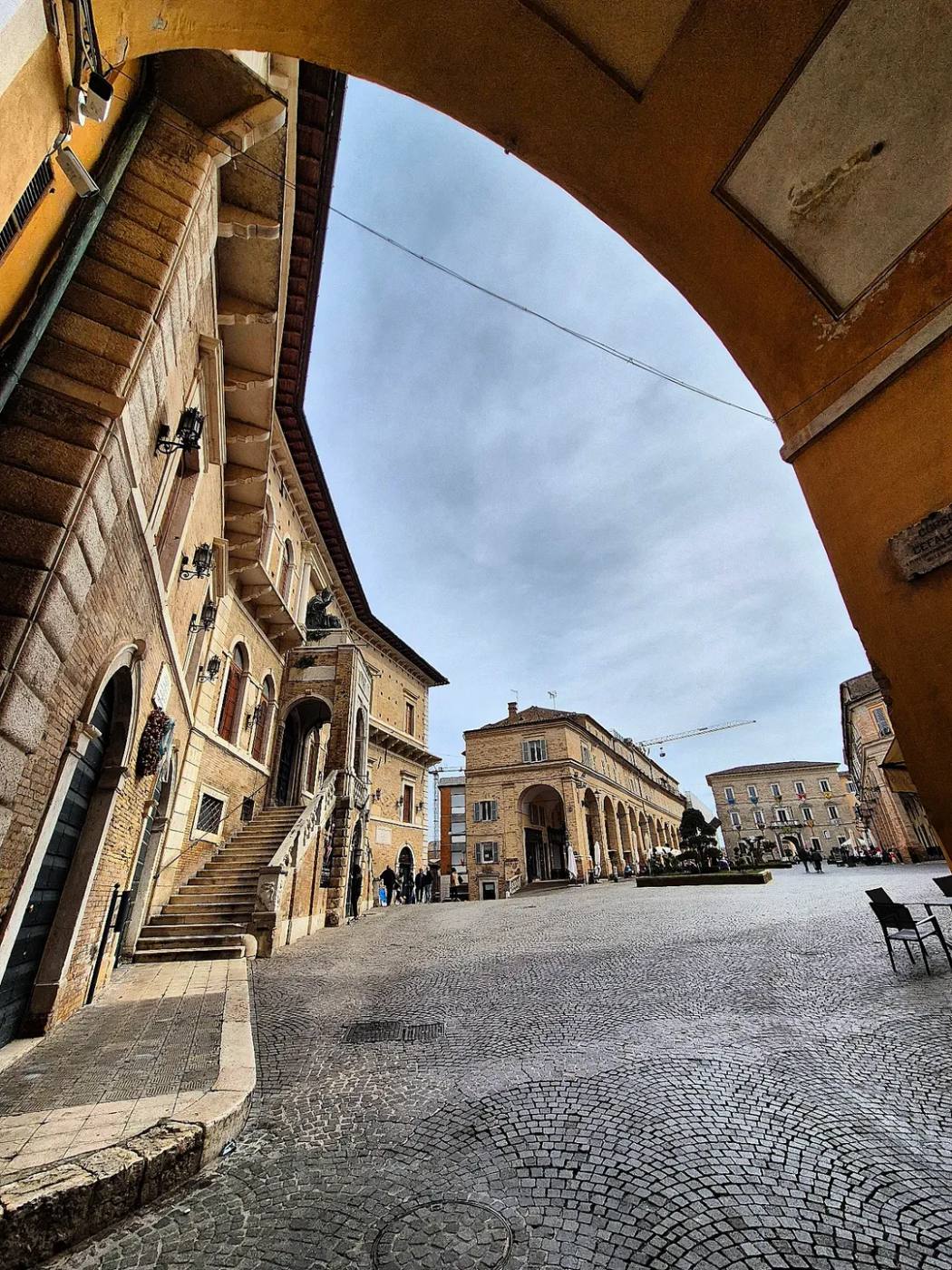 Piazza del Popolo nel centro storico, esempio di piazza rinascimentale